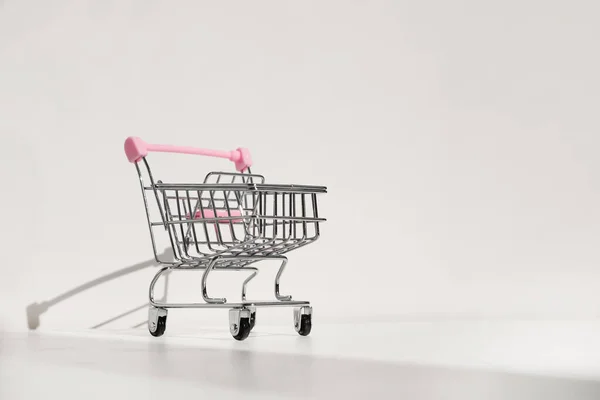 Einkaufswagen isoliert auf weißem Hintergrund. Sicheres Online-Shopping auf Quarantäne-Konzept. Leerer Supermarkt-Einkaufswagen mit Kopierraum — Stockfoto