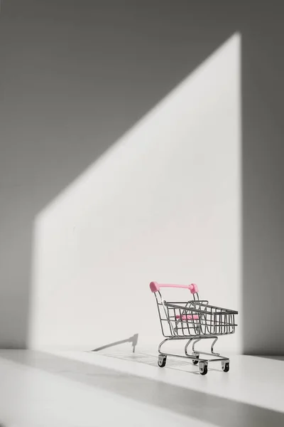 Carrello isolato su sfondo bianco. Acquisti online sicuri sul concetto di quarantena. Carrello della spesa vuoto del supermercato con spazio copia — Foto Stock