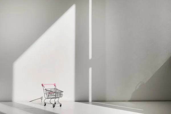 Carro aislado sobre fondo blanco. Compras en línea seguras en concepto de cuarentena. Carro de la compra del supermercado vacío con espacio de copia —  Fotos de Stock