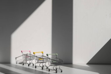 Beyaz arka planda izole edilmiş alışveriş arabaları. Karantina konseptiyle güvenli online alışveriş. Fotokopi alanı olan boş market arabaları. Sosyal uzaklık kavramı