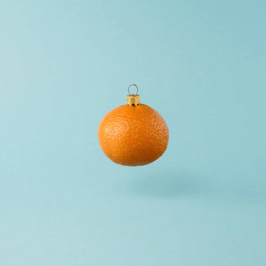 Portakal mandalinasından yapılmış Noel süslemeleri. Asgari Yeni Yıl kavramı.