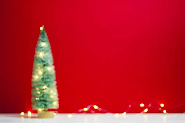 Karácsonyfa Koszorúval Piros Háttérben Karácsonyi Újévi Belső Dekoráció Játékok Karácsonyfa — Stock Fotó