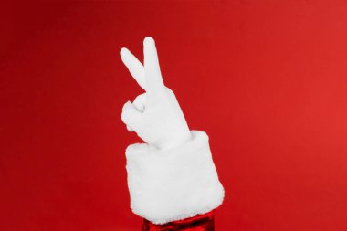 Eller Eğitime Sayım Seti. Beyaz eldivenli Noel Baba El kırmızı arka planda birden beşe kadar el kol hareketi yapıyor. 2 numara sayılıyor..