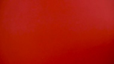 Amazon karton kutusuyla Noel Baba. İnternetten alışveriş konsepti. Malların teslimatı için karton kutular. Paket teslimatı, paket taşıma sistemi konsepti. Omsk, Rusya - 6 Aralık 2020