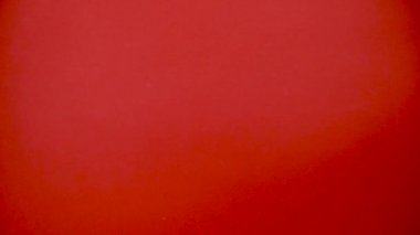 Noel Baba ev hediyesini tutuyor. Yeni yıl hediyesi.