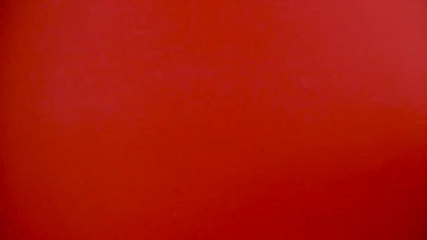 Santa mano con scatola di carta Amazon. Concetto di shopping online. Scatole di cartone per la consegna delle merci. Consegna dei pacchetti, concetto di sistema di trasporto pacchi. Omsk, Russia - 6 dicembre 2020 — Video Stock