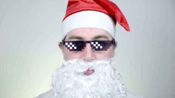 Troque o Papai Noel em óculos de sol pixelados engraçados no fundo branco. Gangster, chefe, meme da vida de bandido. Estilo 8 bits. Holly Jolly x Mas Noel. Avô fixe. Festa, Feliz Ano Novo, Feliz Natal — Vídeo de Stock