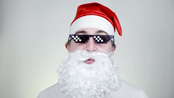 Swag Santa Claus en divertidas gafas de sol pixeladas sobre fondo blanco. Gángster, jefe, matón meme vida. Estilo 8 bits. Holly Jolly x Mas Noel. Genial abuelo. Fiesta, Feliz Año Nuevo, Feliz Navidad — Vídeos de Stock