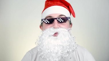 Beyaz arka planda komik pikselli güneş gözlüklü Tarz Noel Baba. Gangster, patron, cani hayatı. 8bit tarzı. Holly Jolly x Mas Noel. Harika büyükbaba. Parti zamanı, Mutlu yıllar, Mutlu Noeller
