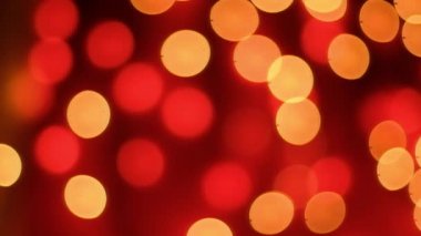 Kırmızı arkaplanda soyut bulanık bokeh ışıkları. Noel ve yeni yıl tatili ışığı