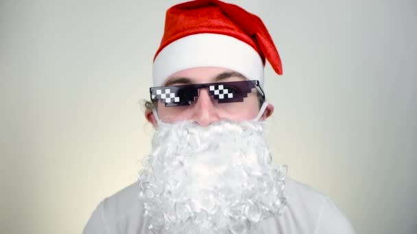 Szajré Mikulás vicces pixelezett napszemüveg fehér háttér. Gengszter, főnök, gengszter élet mém. 8 bites stílus. Holly Jolly x Mas Noel vagyok. Király nagyapa. Buli, Boldog Új Évet, Boldog Karácsonyt.