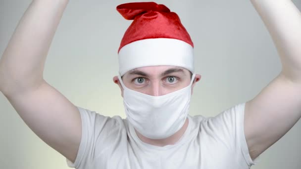 Swag Babbo Natale in maschera medica protettiva in divertenti occhiali da sole pixelati su sfondo bianco. Festa Covid tempo, Felice anno nuovo, Quarantena Buon Natale, concetto di celebrazione . — Video Stock