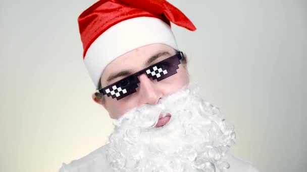 Пожрать Санта-Клауса в смешных пиксельных солнцезащитных очках на белом фоне. Гангстер, босс, бандитский пожизненный мем. 8bit style. Холли Джолли х Мас Ноэль. Классный дедушка Вечеринка, с Новым годом, с Рождеством — стоковое видео