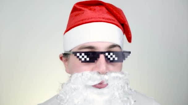 Dançando Swag Papai Noel em óculos de sol pixelados engraçados no fundo branco. Gangster, chefe, meme da vida de bandido. Estilo 8 bits. Holly Jolly x Mas Noel. Festa, Feliz Ano Novo, Feliz Natal — Vídeo de Stock