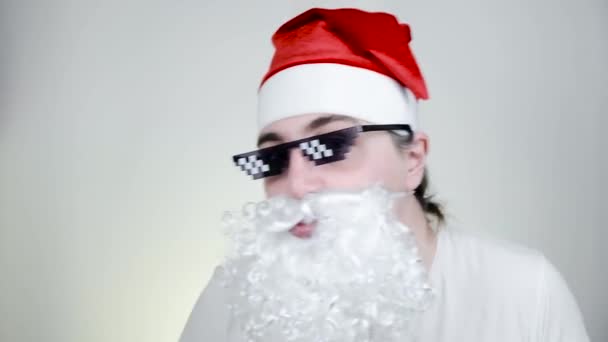 Ballare Swag Babbo Natale in divertenti occhiali da sole pixelati su sfondo bianco. Gangster, capo, meme della vita da delinquente. Stile 8bit. Holly Jolly x Mas Noel. Festa tempo, Felice anno nuovo, Buon Natale — Video Stock