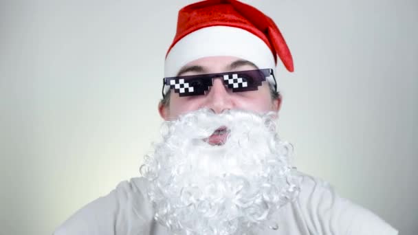 Troque o Papai Noel em óculos de sol pixelados engraçados no fundo branco. Gangster, chefe, meme da vida de bandido. Estilo 8 bits. Holly Jolly x Mas Noel. Avô fixe. Festa, Feliz Ano Novo, Feliz Natal — Vídeo de Stock