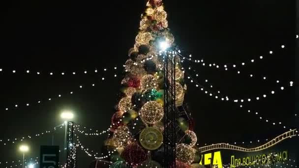 Gente a patinar no ringue. Atividades de inverno de Natal. Lâmpadas da cidade e luzes da árvore de Natal. Omsk, Federação Russa - 22 de dezembro de 2020 — Vídeo de Stock