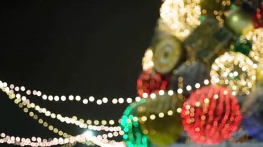 İnsanlar buz pateni pistinde kayıyor. Noel kış aktiviteleri. Şehir ampulleri ve Noel ağacı ışıkları. Omsk, Rusya Federasyonu - 22 Aralık 2020