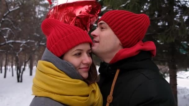 Romantic young hipster couples love time in winter park. Love, valentines and holiday concept. Kiss and hug — Stock Video