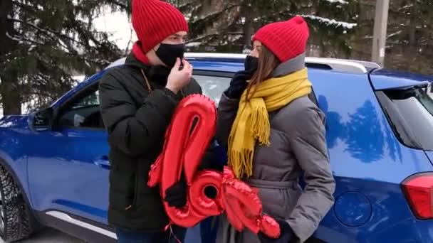 Korumalı maskeli çift öpüşmesi Coronavirus salgını. Salgın sırasında halka açık yerlerde koruyucu önlemler. Güvenli Covid St. Valentine bayram kutlaması — Stok video