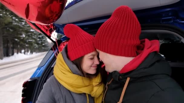 Romantyczne młode pary hipsterskie uwielbiają spędzać czas na świeżym powietrzu. Miłość, walentynki i święto. Pocałunek i uścisk na czole. — Wideo stockowe