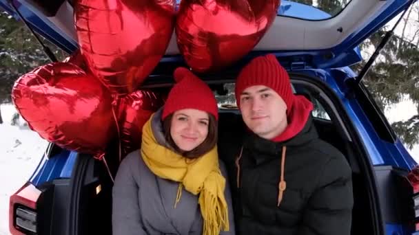 La chica pone su cabeza en el hombro de los chicos. Retrato feliz pareja caras mirando a la cámara. Celebración del Día de San Valentín, relaciones románticas, sentimientos sinceros y concepto de amor. — Vídeos de Stock