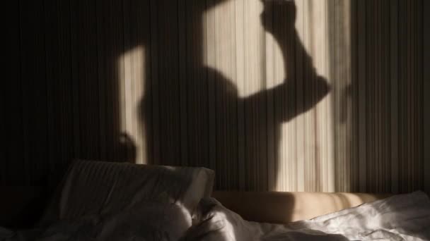 God morgon, världen. Händerna drar en fönsterridå för varmt morgonljus i ett sovrum. ung kvinna öppna gardiner och stretching — Stockvideo
