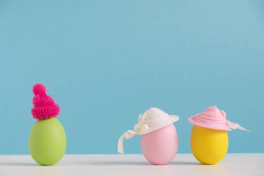 Komik yüzlü şirin yumurtalarla Paskalya tatili konsepti. Farklı duygular ve duygular. Erkekler kızlarla tanışmak ister..