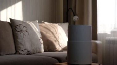 Kadın evdeki modern hava nemlendiricisini, aroma yağını açıyor. Bir evde yaşamanın rahatlığını geliştirmek, refahı arttırmak. Ultrasonik buhar teknolojisi.