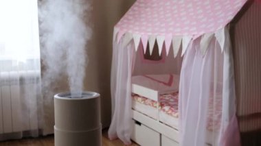 Çocuk odasında modern hava nemlendirici, evde aroma yağı yayıcı. Bir evde yaşamanın rahatlığını geliştirmek, refahı arttırmak. Bebek bakımı