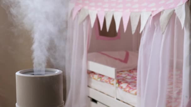 Moderne luftfugter i børnerum, aromaolie diffuser derhjemme. Forbedring af komforten ved at bo i et hus, Forbedring af trivsel. Baby pleje – Stock-video