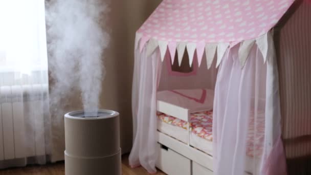 Humidificador de aire moderno en la habitación de los niños, difusor de aceite de aroma en el hogar. Mejorar la comodidad de vivir en una casa, mejorar el bienestar. Cuidado del bebé — Vídeos de Stock