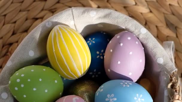 Feliz Pascua. Primer plano de los huevos pintados en una cesta girando en círculo. POV. — Vídeo de stock