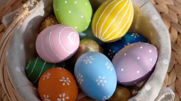 Huevos de Pascua coloridos en busket sobre mesa de madera blanca. Feliz Pascua fondo. — Vídeo de stock