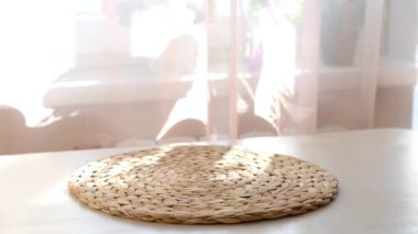 Kadın eli, Paskalya yumurtasıyla dolu sepeti beyaz ahşap masaya koyar. Mutlu Paskalyalar.