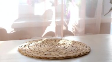 Kadın eli, Paskalya yumurtasıyla dolu sepeti beyaz ahşap masaya koyar. Mutlu Paskalyalar.