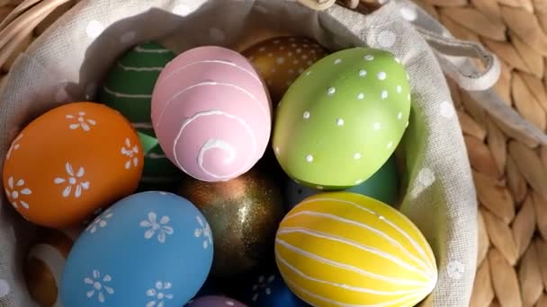 Boldog Húsvétot! A festett tojások körbeforognak a kosárban. POV. — Stock videók
