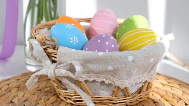 Wielkanocne kolorowe jajka w bukiecie na białym drewnianym stole. Bukiet żółtych kwiatów na tle. Szczęśliwej Wielkanocy. nastrój wiosny. — Wideo stockowe