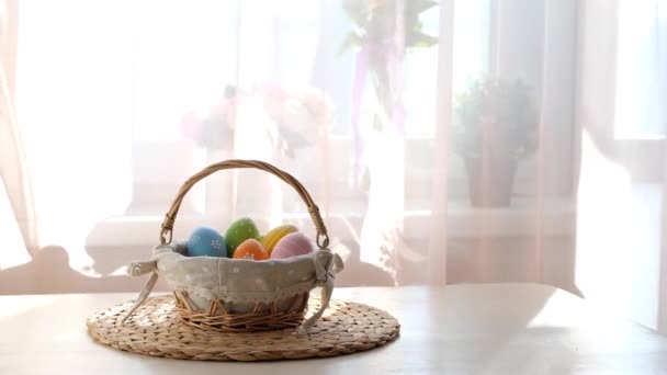 Wielkanocne kolorowe jajka w bukiecie na białym drewnianym stole. Szczęśliwego Wielkanocnego tła. — Wideo stockowe