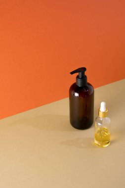 Doğal güzellik ürünleri. Mineral organik yağ. Eko kozmetik krem, serum, cilt bakımı boş şişe. Düşük cam..