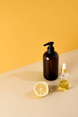 Doğal güzellik ürünleri. Mineral organik yağ. Eko kozmetik krem, serum, cilt bakımı boş şişe. Düşük cam, yağlı kozmetik boru..