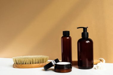 Vücut bakımı ve spa. Doğal güzellik ürünleri. Eko kozmetik krem, serum, cilt bakımı boş şişe. Kuru anti-selülit masajı için fırça.