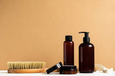 Vücut bakımı ve spa. Doğal güzellik ürünleri. Eko kozmetik krem, serum, cilt bakımı boş şişe. Kuru anti-selülit masajı için fırça.