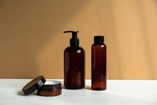 Productos de belleza natural. Aceite orgánico mineral. Crema cosmética ecológica, suero, botella en blanco del cuidado de la piel. — Foto de Stock