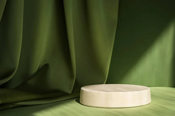 Geometrik formda soyut bir sahne. Yeşil arka planda silindir podyum. Soyut arkaplan. Kozmetik kapsülleri göstermek için sahne. Vitrin, vitrin. 3d hazırlayıcı.