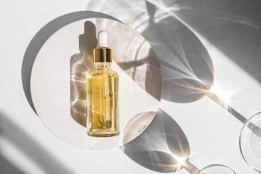 Damlatan cam şişe maketi. Vücut bakımı ve spa. Doğal güzellik ürünleri. Eko-krem, serum, cilt bakımı boş şişe. Selülit önleyici masaj yağı. Yağlı kozmetik pipeti