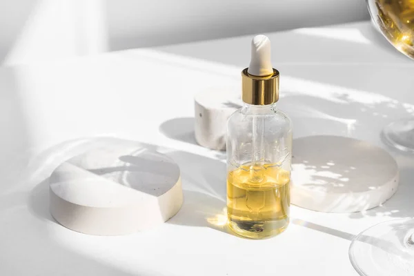 Damlatan cam şişe maketi. Vücut bakımı ve spa. Doğal güzellik ürünleri. Eko-krem, serum, cilt bakımı boş şişe. Selülit önleyici masaj yağı. Yağlı kozmetik pipeti
