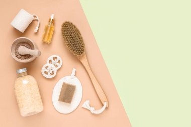 Vücut tedavisi ve spa kompozisyonu. Doğal güzellik ürünleriyle yatıyordu. Eko-krem, serum, cilt bakımı boş şişe. Kuru anti-selülit masajı için fırça. Düşük cam, yağlı kozmetik boru.