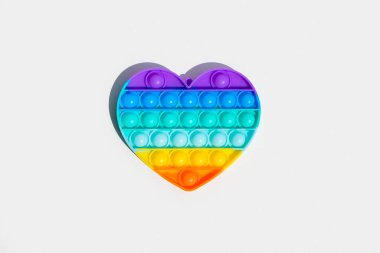 Stres önleyici oyuncağı patlat. Gökkuşağı duyusal kıpırdaması beyaz arka planda izole edilmiş. Yeni moda silikon oyuncak.