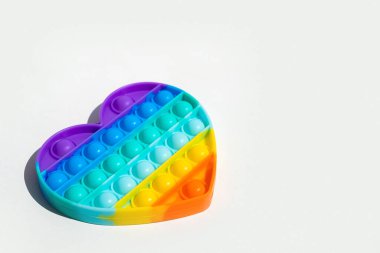 Stres önleyici oyuncağı patlat. Gökkuşağı duyusal kıpırdaması beyaz arka planda izole edilmiş. Yeni moda silikon oyuncak.